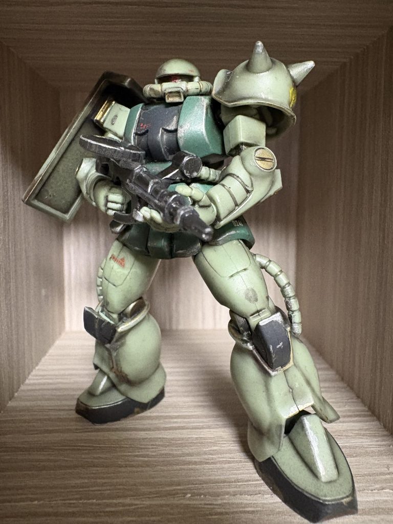 合わせ目バシバシそのまま。それにしてもこのザクのフォルムは好きです。デカールは過去のあまりザクってなんでか汚したくなる