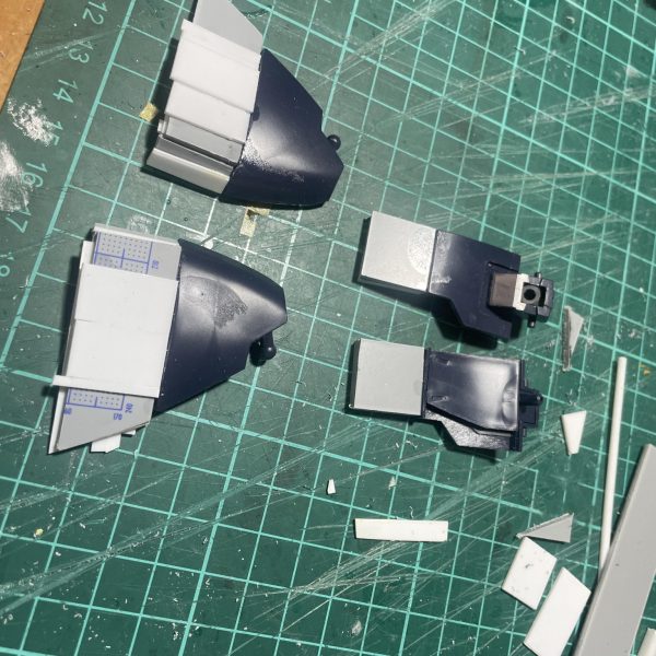 製作中のジャンクザク用のデカールが届くまで、MGドワッジに手を付けました。スカートが、ミニな気がするので、膝上まで延長。かまかまは校則には厳しいのです(笑)プラ板で芯を作り、エポパテで整形。あとはひたすら削り続けます。洗浄したので、これから乾燥、サフ吹、再研磨で整えて参ります。今日か明日にはデカールも届くので、ジャンクザクにまた戻る予定です。（2枚目）