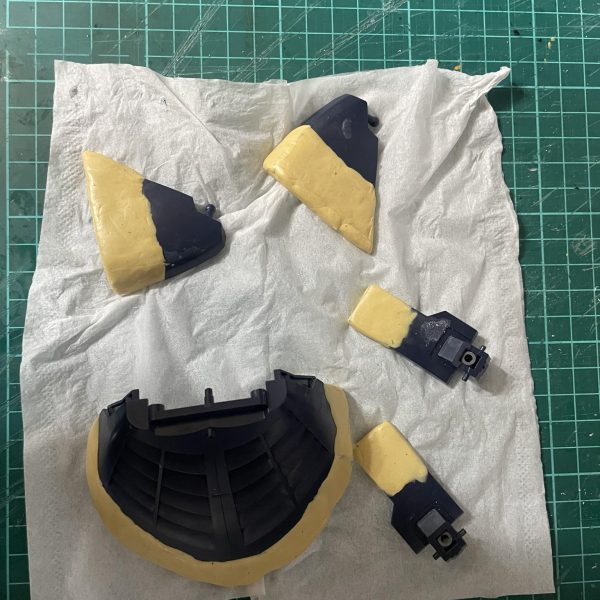 製作中のジャンクザク用のデカールが届くまで、MGドワッジに手を付けました。スカートが、ミニな気がするので、膝上まで延長。かまかまは校則には厳しいのです(笑)プラ板で芯を作り、エポパテで整形。あとはひたすら削り続けます。洗浄したので、これから乾燥、サフ吹、再研磨で整えて参ります。今日か明日にはデカールも届くので、ジャンクザクにまた戻る予定です。（3枚目）