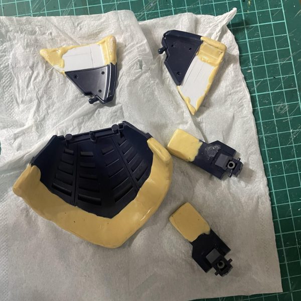 製作中のジャンクザク用のデカールが届くまで、MGドワッジに手を付けました。スカートが、ミニな気がするので、膝上まで延長。かまかまは校則には厳しいのです(笑)プラ板で芯を作り、エポパテで整形。あとはひたすら削り続けます。洗浄したので、これから乾燥、サフ吹、再研磨で整えて参ります。今日か明日にはデカールも届くので、ジャンクザクにまた戻る予定です。（4枚目）