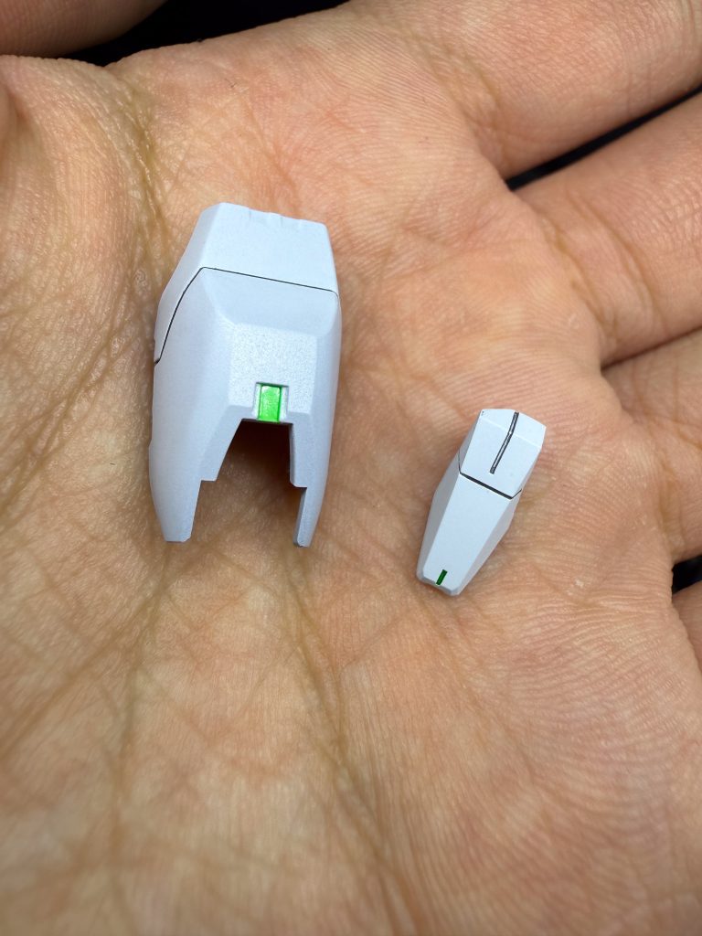 パーツにパネルラインを追加して、これらのラインも深く仕上げた。その後、小さなパーツにガイアエナメルで少しタッチアップ！🔎