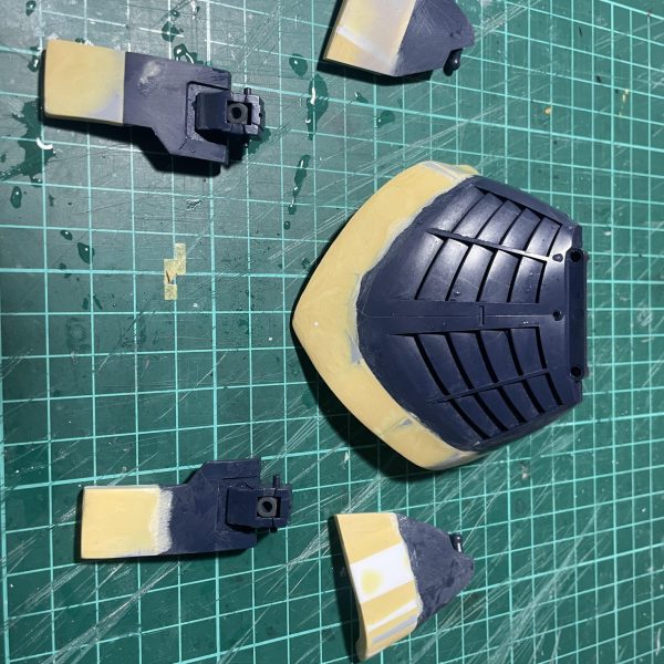 製作中のジャンクザク用のデカールが届くまで、MGドワッジに手を付けました。スカートが、ミニな気がするので、膝上まで延長。かまかまは校則には厳しいのです(笑)プラ板で芯を作り、エポパテで整形。あとはひたすら削り続けます。洗浄したので、これから乾燥、サフ吹、再研磨で整えて参ります。今日か明日にはデカールも届くので、ジャンクザクにまた戻る予定です。（5枚目）