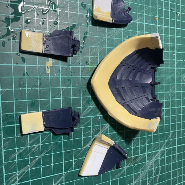 製作中のジャンクザク用のデカールが届くまで、MGドワッジに手を付けました。スカートが、ミニな気がするので、膝上まで延長。かまかまは校則には厳しいのです(笑)プラ板で芯を作り、エポパテで整形。あとはひたすら削り続けます。洗浄したので、これから乾燥、サフ吹、再研磨で整えて参ります。今日か明日にはデカールも届くので、ジャンクザクにまた戻る予定です。（6枚目）