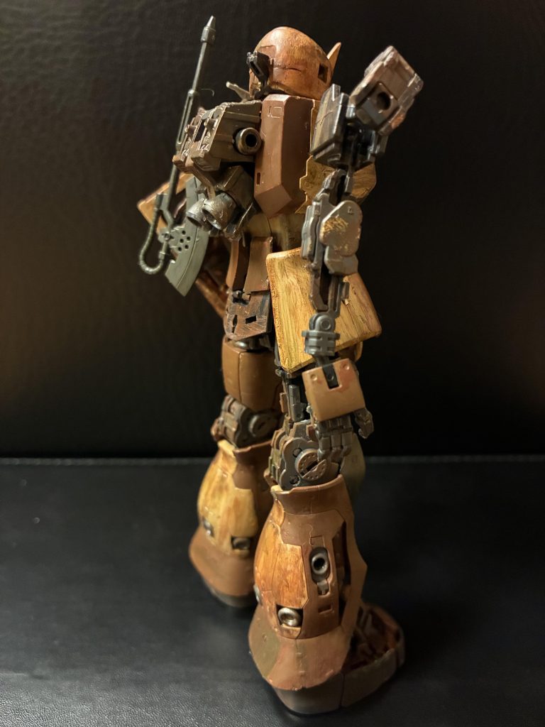 右腕は歴戦感をだすため内部フレームを露出させています。