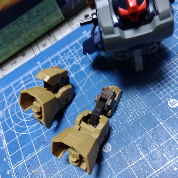 今日はバックパックになるものの工作をしました☺️30MMアルトのボディですねwこれにリックドムⅡのバックパックの接続部を接着して簡単取り付け😁工作中に思いましたが、口開けた熊の顔に見える…少し前私の実家の近くで熊による怪我人が出たとニュースになってました😟地方にお住まいの方々くれぐれもお気をつけくださいこれにアルトの脚部を加工して取り付ける予定😁膝下を前後逆、折り畳めるように干渉部を切り取りました今日の猫ニュース😺先日寝起きに嫁が騒いでて、どうしたのかと思ったらマスクの耳ヒモを半分くらい食べてしまったらしい💦病院に連れていったところ「そのくらいなら様子見で平気ですよ」と慌て損な診断😅今日無事にう◯ちと一緒に排泄されました😸（3枚目）