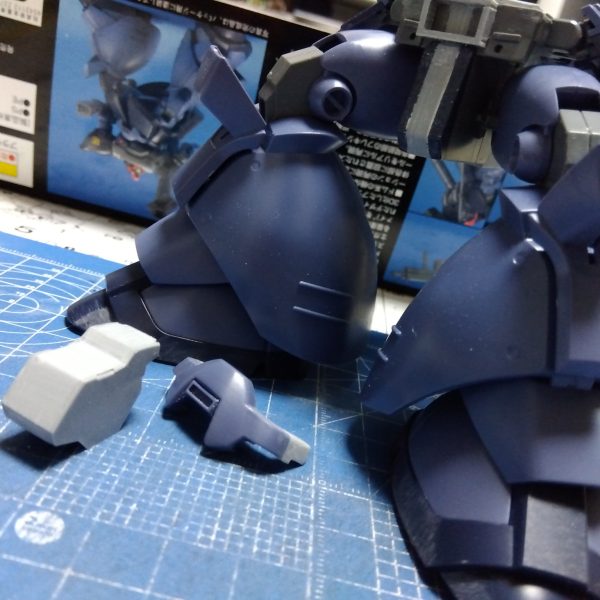 今日は腰回りを少しいじりました☺️パンプアップした胸部や幅増しした股間部の雰囲気に合わせて、ベルト部を前に4ミリほどメタボ化wと、股間部パーツをスクラッチしました😁先日、プレバンで再販していたHGズサ…今後の制作のために購入しようと思ってましたが、まぁ案の定買えず😑なんとか安く買えないかと色々見ていたところ、使いたかったバックパック部分だけのジャンクを格安で発見(zaku-kao2)すぐさま購入(笑)制作はまだまだ先になるでしょうが、ガンプラとの出会いは一期一会!たくさん積みたくはないですけれどその出会いを大事にしないとですね😁いつまでも あると思うな 親とガンプラ(2枚目)