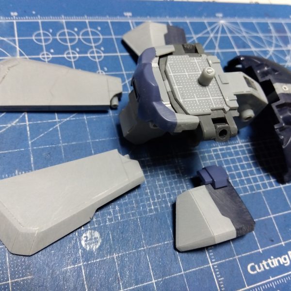 もう、スクラッチせずにはいられないw私の定番のスカート回りのスクラッチです☺️フロントはフルスクラッチ、サイドにプラ板を足して形状変更してこんな感じになりました！画像②股間部はこんな感じ。スカートの可動などは真鍮線を使われる方が多いと思いますが、自分はプラパイプで作ることが多いです😁カットして貼り付けて差し込むだけですwwaveの肉厚パイプだと内径が3.2ミリとか3ミリパイプをそのまま挿すと緩すぎになってしまうので、3.2ミリの穴の内部に薄く接着剤を塗って調整します☺️画像③スカートはバラすとこんな感じです。細かなディテールは追々画像④胴体を付けるとこんな感じ。パッと見バインニヒツですね😅画像⑤我が家に来て１週間くらいのニャンコ、3ヶ月経って画像⑥箱が小さくなってきました😸確実に成長を実感出来ますねw（3枚目）