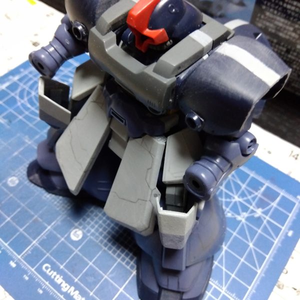 大まかなスタイルはこんな感じですかね☺️どっしり腰を落とした横綱スタイル！w膝関節丸見えなので膝アーマーを延長、パンプアップした胸部や変更した肩関節に合わせるため肩アーマーを４ミリ幅増し、らっきょうっぽい肩の先端を切り取り😁ここから装備を作ったり装甲足したりディテールや裏側の加工したりしていきます！いや〜楽しい時間ですね(zaku-kao5)（3枚目）