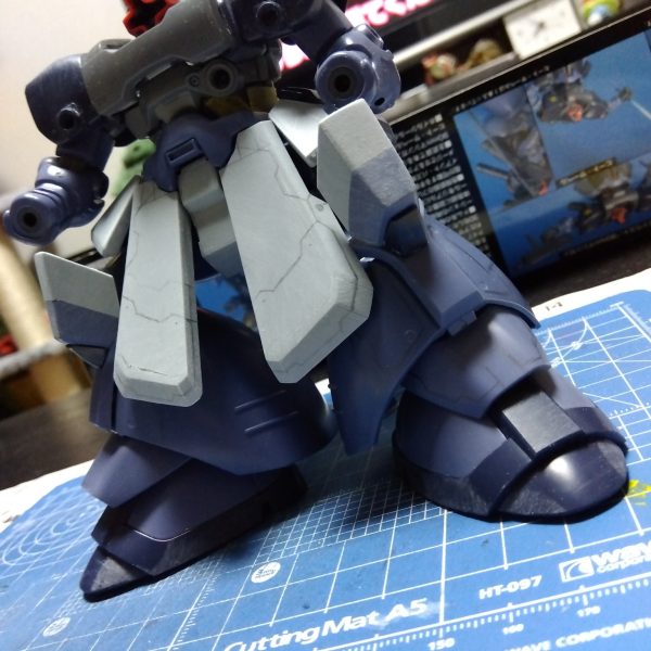 大まかなスタイルはこんな感じですかね☺️どっしり腰を落とした横綱スタイル！w膝関節丸見えなので膝アーマーを延長、パンプアップした胸部や変更した肩関節に合わせるため肩アーマーを４ミリ幅増し、らっきょうっぽい肩の先端を切り取り😁ここから装備を作ったり装甲足したりディテールや裏側の加工したりしていきます！いや〜楽しい時間ですね(zaku-kao5)（2枚目）