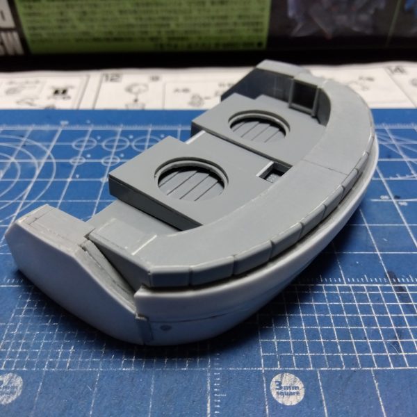 久々の制作記投稿です😅秋は色々とやりたいこと多いのでなかなか触る時間もないもので、進まない進まない💦こちらは以前に投稿したリックドムⅡを作ってるとはまったく思えない(笑)謎パーツスクラッチの続きです😁見てくれを整え、画像②はまだ途中ですが裏面のスクラッチ具合。自分は大抵そうなんですが塗装のしやすさを考慮して画像③のように色々ばらせるように制作してます☺️そして寝てばかりの写真しかなかった我が家のニャンコのブロマイド的な写真をようやく撮影成功😸💦 （2枚目）