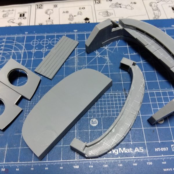 久々の制作記投稿です😅秋は色々とやりたいこと多いのでなかなか触る時間もないもので、進まない進まない💦こちらは以前に投稿したリックドムⅡを作ってるとはまったく思えない(笑)謎パーツスクラッチの続きです😁見てくれを整え、画像②はまだ途中ですが裏面のスクラッチ具合。自分は大抵そうなんですが塗装のしやすさを考慮して画像③のように色々ばらせるように制作してます☺️そして寝てばかりの写真しかなかった我が家のニャンコのブロマイド的な写真をようやく撮影成功😸💦 （3枚目）