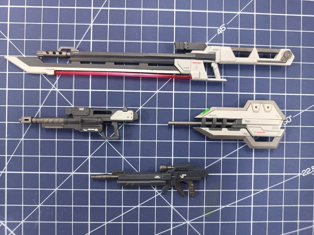 各種武装。スクラッチビームライフルの圧倒的存在感！←ストライク、ダガーのビームライフルは弄らずに一部を塗り分けて情報量を増しています。やってて楽しいキットでした。閲覧ありがとうございました！