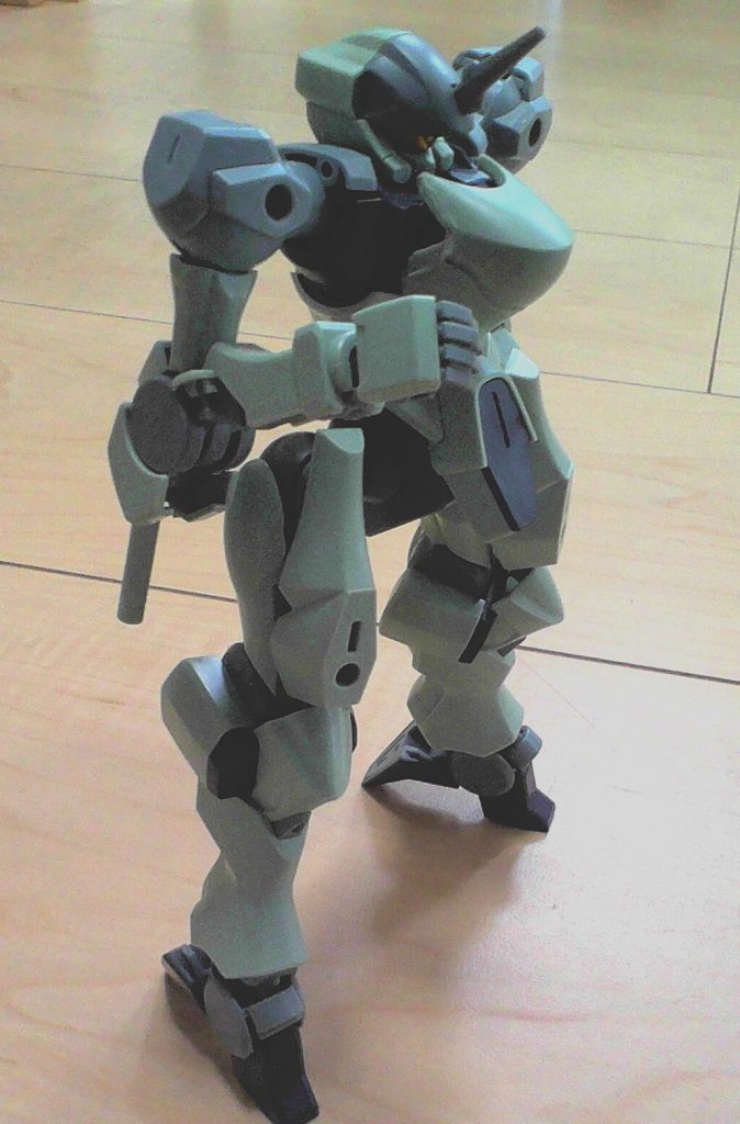 かかとは、展開することができ、上に跳ね上げているときが、ホバーモード、下に下ろしているときが陸戦（歩行)モードです。あと、腕はyoutubeで見た裏技を使いました。太ももは上下を付け替えて、横から見たときのシルエットが獣足のようになるようにしました。