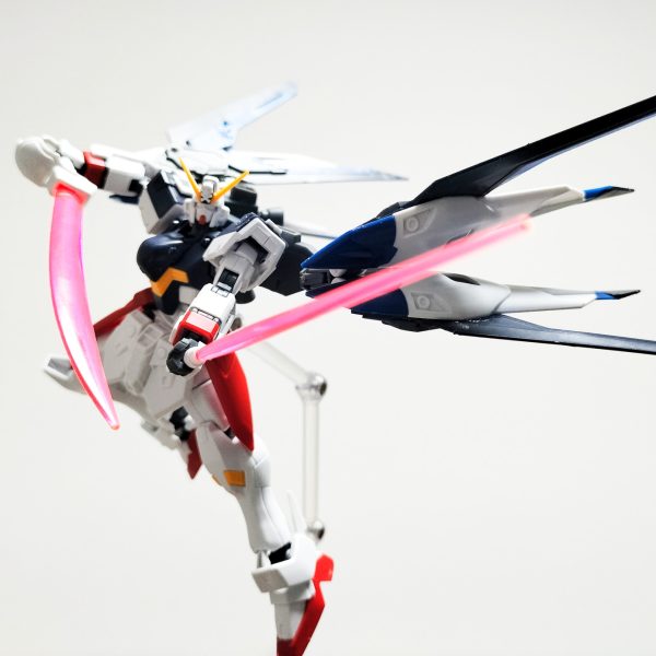 皆さん初めまして!!紅く燃える彗星と言います。初投稿は製作途中のクロスボーンガンダムです!!クロスボーンガンダムX1をベースに「もしガンプラバトルをするならどんな機体にするんだろう」と考えて作ってみました。こっからもっと色々追加していこうと思います。（3枚目）