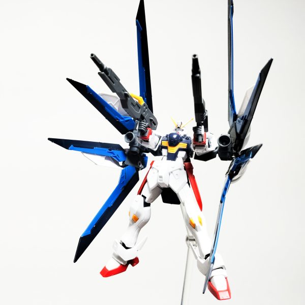 皆さん初めまして!!紅く燃える彗星と言います。初投稿は製作途中のクロスボーンガンダムです!!クロスボーンガンダムX1をベースに「もしガンプラバトルをするならどんな機体にするんだろう」と考えて作ってみました。こっからもっと色々追加していこうと思います。（4枚目）