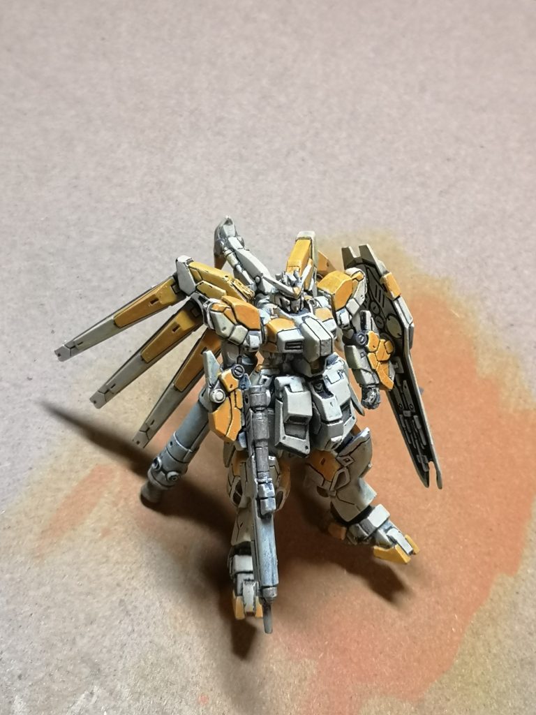 作業台にぶちまけたオレンジ色をバックに（笑）タミヤカラーのオレンジにホワイトを少量追加クリーム色の部分はホワイトの分量を増やして判りずらいですが、ダクトやファンネルの内側もさらにホワイトの分量を増やして塗り分けています。