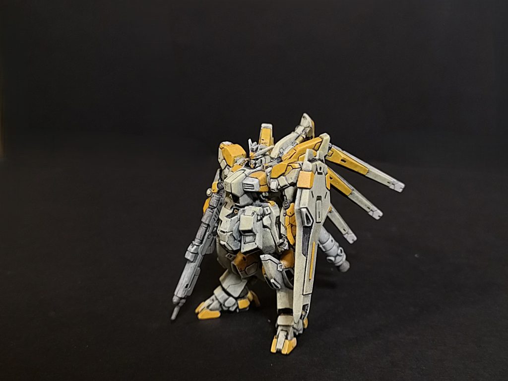 とは言え、カラーリングは悩みました。Hi-νと言えばブルー、ヴァイオレット、パープルと言った感じ。今度、クレオスさんからガンダムカラーで発売されるみたいですね。でも、最近の制作では自分の好きな色であるオレンジをどう使うかを模索中。はるか昔、電撃ホビーマガジンでみたアナハイムジャーナルで見たGPシリーズであった配色、なんかテスト機っぽくて良いなと記憶していたので今回、採用してみました。