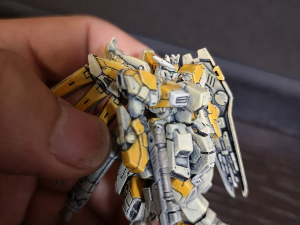 ツインアイも塗り分けました！とアップにすると粗が目立つ・・・作ったことある方はわかると思いますが左右の頬当てが別パーツになっているので、割と簡単に塗れるんですよ