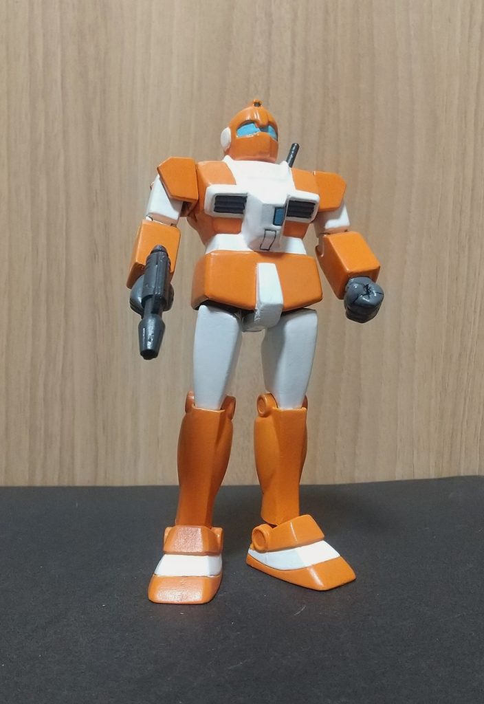 とにかく弱キャラ感を出すためシンプルに作りましたミキシングやマーキング等の装飾は無し、スミ入れ箇所も僅かです胸の辺りの造形も最低限の情報のみのシンプルなかんじにしましたあと手ブラだと可哀想なのでビームガンは持たせてあげます