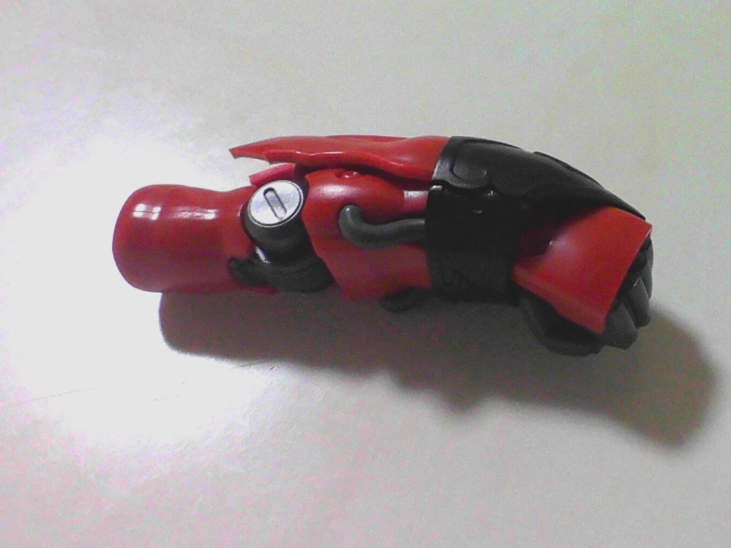 次に腕です。見た目では全くわからないところですが、けっこう頑張りました。　中にビームサーベルを内蔵できるようにしました。