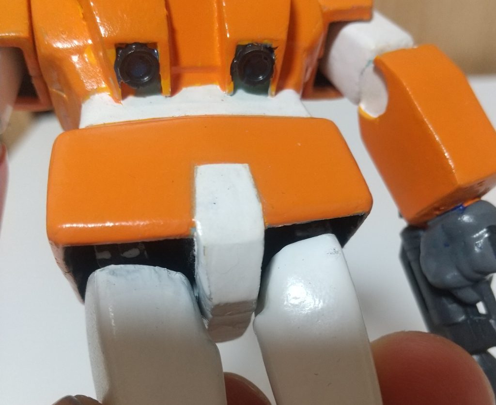 くの字ポーズを取らせるためには両カカトを付ける必要があるので、股下と太ももの内側を削ります。