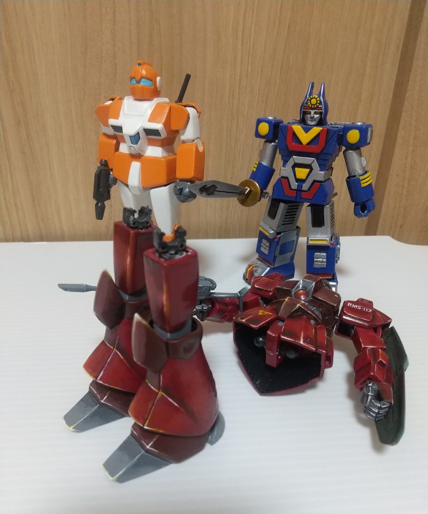 ちなみに前に作ったガルバルディにはセリアの下半身パーツを使ってます。ついでに後ろの戦隊ロボには腕の付け根と下半身パーツが入ってます。