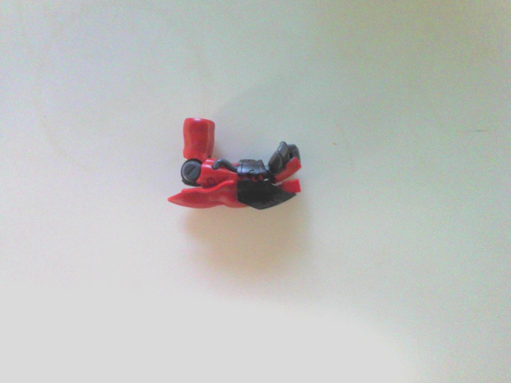 手首を曲げ、黒色のエングレービングパーツを下に引出し、ビームサーベルを引き出します。　　　　ビームサーベルはそのまま抜いて使うことができます