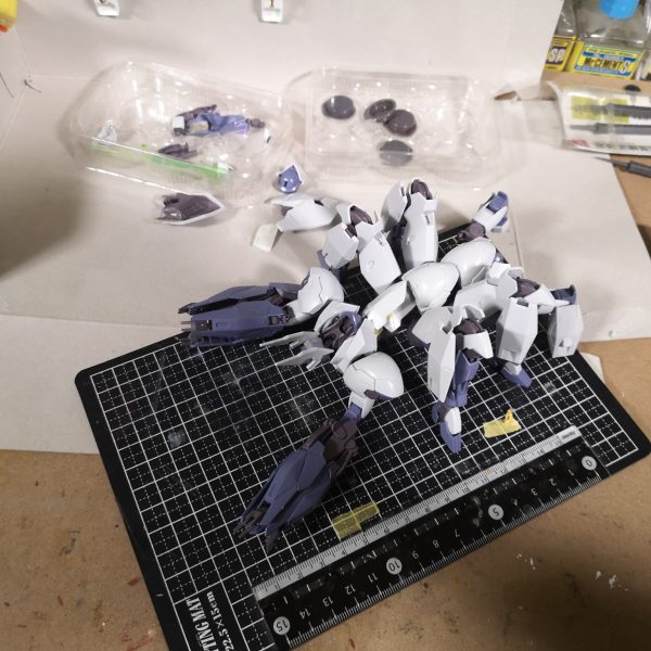 ほぼ全てのパーツを使用、尻尾をつければ、ほぼサソリこれはＭＳというよりＭＡのくくりになるでしょう味付け濃いめ問題点・・・キモイこのまま突き進めんでも良い気がするが、組んでおいてこんな事言うのもアレだが、キモイし自分の中のカッコイイはコレジャナイ（2枚目）