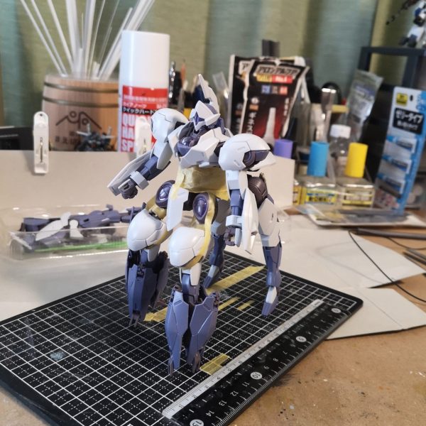 前回の反省を踏まえ、全パーツ使用を断念、足の本数を減らす。だいぶ薄味騎士風のデザインのミカエリス同じく騎士風のキマリストルーパーからデザインの着想をえて、ケンタウロススタイルに変更。問題点としては１）重心が高すぎる。２）ミカエリスの特徴を生かすために前足に配置したビームブレイザーが馬の脚にしては太すぎる。３）両手が左手なので自作orちょうど良いのを探す必要がある。４）手持ち武器を別途、用意する必要がある。３と４はまぁどうにでもなるので、１，２は何とか改善したい所ですね。つづきますヾ(･д･｡)ﾏﾀﾈｰ（1枚目）