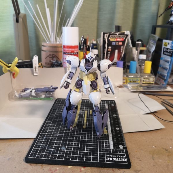 前回の反省を踏まえ、全パーツ使用を断念、足の本数を減らす。だいぶ薄味騎士風のデザインのミカエリス同じく騎士風のキマリストルーパーからデザインの着想をえて、ケンタウロススタイルに変更。問題点としては1)重心が高すぎる。2)ミカエリスの特徴を生かすために前足に配置したビームブレイザーが馬の脚にしては太すぎる。3)両手が左手なので自作orちょうど良いのを探す必要がある。4)手持ち武器を別途、用意する必要がある。3と4はまぁどうにでもなるので、1,2は何とか改善したい所ですね。つづきますヾ(・д・。)マタネー(2枚目)