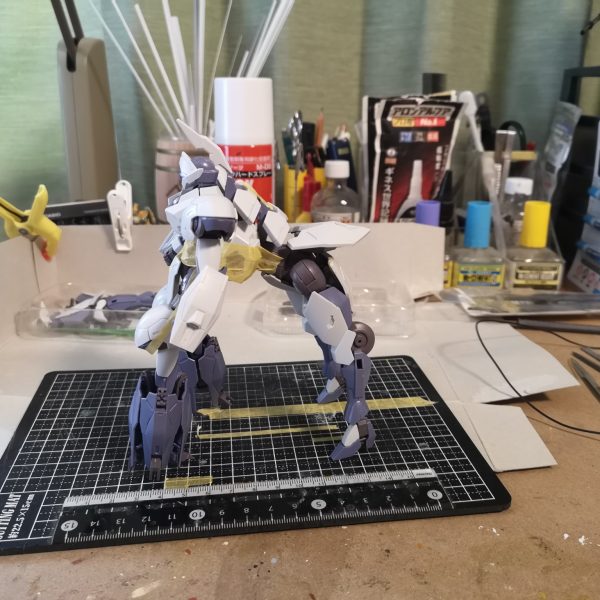 前回の反省を踏まえ、全パーツ使用を断念、足の本数を減らす。だいぶ薄味騎士風のデザインのミカエリス同じく騎士風のキマリストルーパーからデザインの着想をえて、ケンタウロススタイルに変更。問題点としては1)重心が高すぎる。2)ミカエリスの特徴を生かすために前足に配置したビームブレイザーが馬の脚にしては太すぎる。3)両手が左手なので自作orちょうど良いのを探す必要がある。4)手持ち武器を別途、用意する必要がある。3と4はまぁどうにでもなるので、1,2は何とか改善したい所ですね。つづきますヾ(・д・。)マタネー(3枚目)