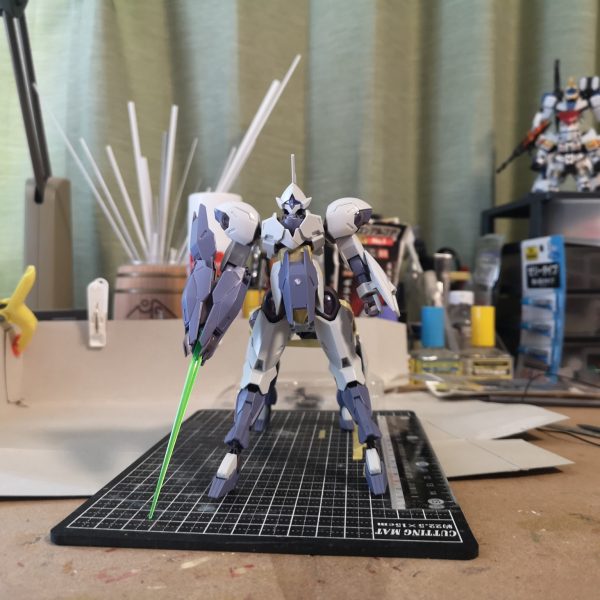 より一層、薄味に・・・正面から見る素のミカエリスと大差なし胴体部の取付位置を下げた事で、重心も下へ良い感じのバランスになったと思うので、このスタイルで微調整を加え完成をめざします。どうやら、自分は癖強デザインは馴染めないようで・・・あっさり薄味が好みのよう？？薄味ですよね？？（2枚目）