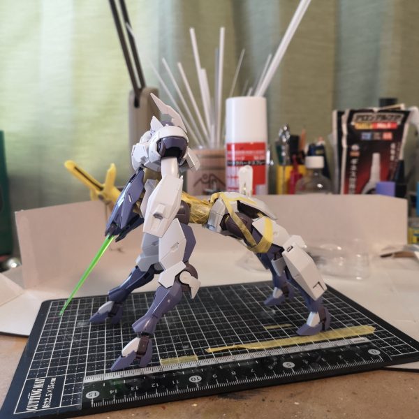 より一層、薄味に・・・正面から見る素のミカエリスと大差なし胴体部の取付位置を下げた事で、重心も下へ良い感じのバランスになったと思うので、このスタイルで微調整を加え完成をめざします。どうやら、自分は癖強デザインは馴染めないようで・・・あっさり薄味が好みのよう？？薄味ですよね？？（3枚目）