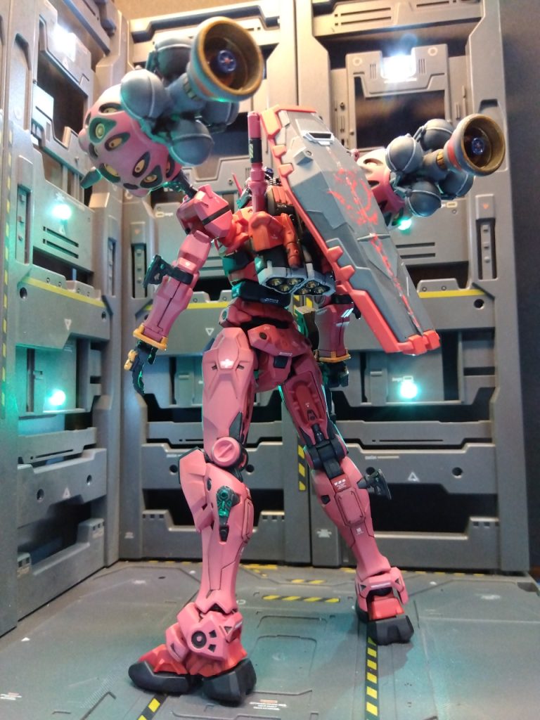 各モデラーさんの作品を参考に見ると、ここもあそこも塗った方がカッコ良くなるなと塗装箇所が増えていく。でもマウントは断念、シールにしました。