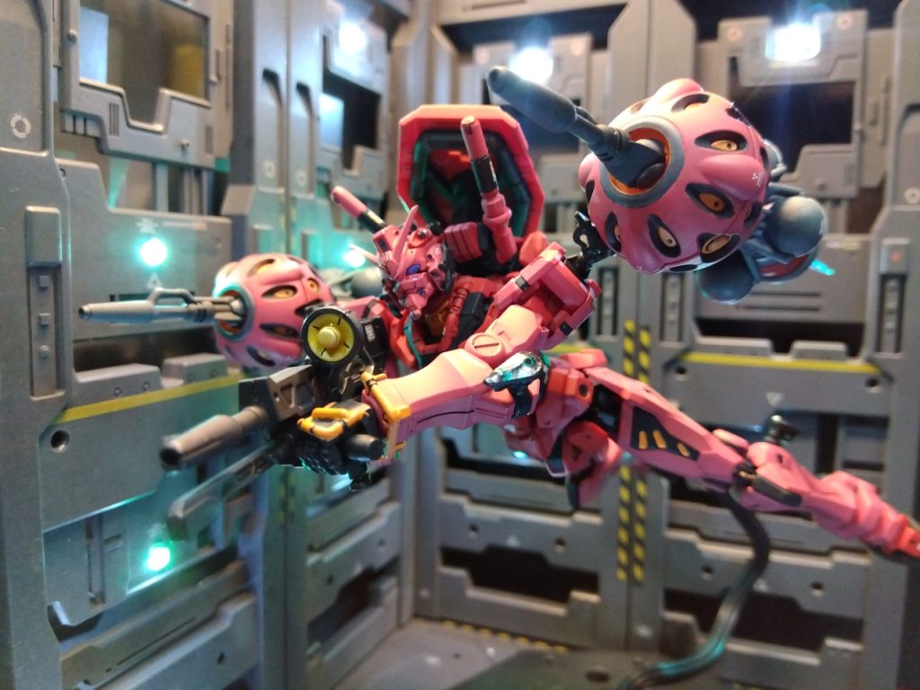 ビームライフルのバレル下部がフォアグリップと一緒に横向きになるのがモヤってしまいカットして真鍮線で固定。