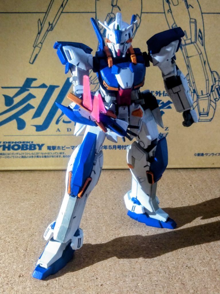 右前腕部の小型シールド(本来は左側)にもビーム発生装置が内蔵されています 😩 シツコクネ⤵️『ビーム・マドゥ』と、イウ名称で、肘のビームユニットに接続される専用のシールド。三本のビーム刃を展開する事で斬撃を受け止め、打突武器としても使用可能 😳 「海賊的なガンダムのアレ」と、そっくり?ですね😅 ドッチガサキ ナンダ?