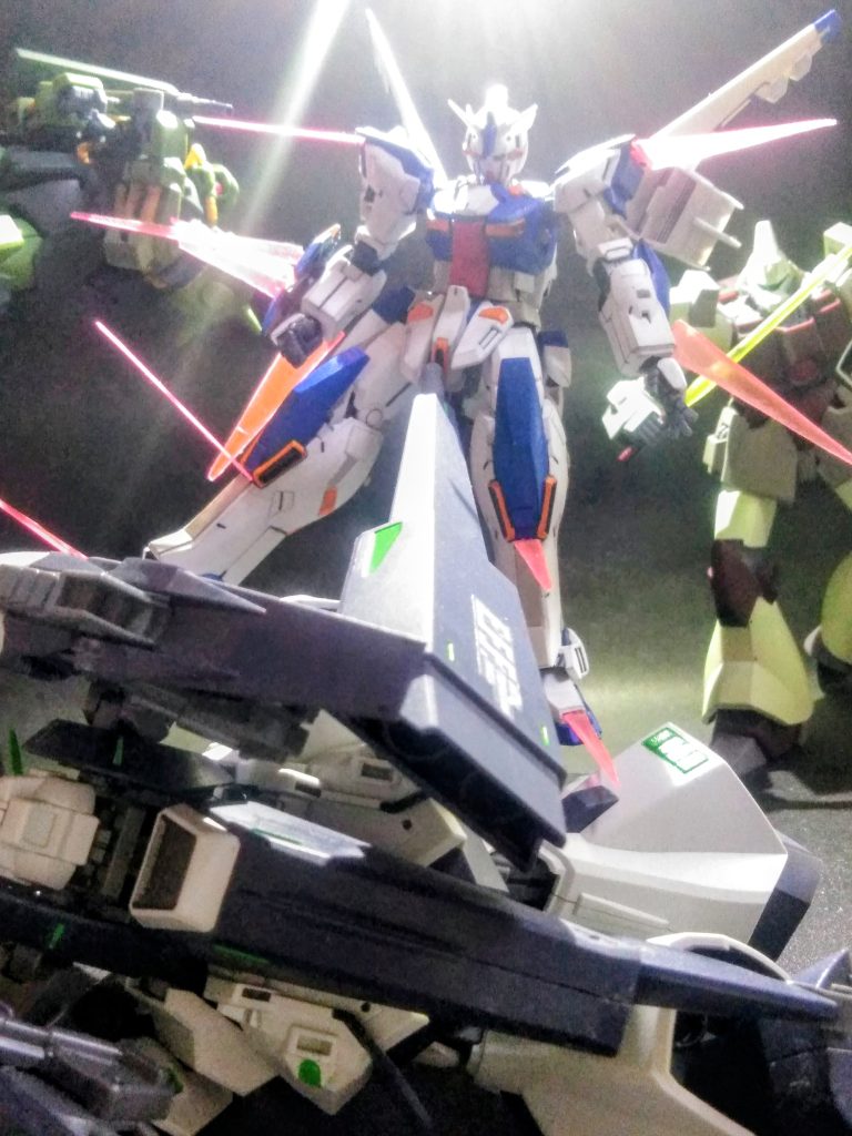 こんな感じでグタグダ!だらっト!!実行です😤💨💨 ガッカリ仕様(「UP主」基準)なコノ付録。関節新造が面倒くさかったので、又も既存キット(ジャンクのHG エクシア)に着込ませました( ´-`)機体デザインは痩ッポッチな為か、ハッキシ言ってカッコ悪い💦が!此は『エクステリア』の装備が前提ならば「然もありナン」と、納得は出来ます(当然「UP主」基準)(* ´ ▽ ` *)ノそして、自社商業展開(マイナー過ぎるってコト)なのに付録キットを御出しする『電撃ホビーマガジン』に、熱い心意気を感じました(勿論、UP主基準)( ´∀` )b マア、こんな感じで‼️『ガンダム ケストレルの付録キット』は苦行なキット💦。゚(゚´Д`゚)゚。 この事実が、ハッキリ示されましたネ( ´゚д゚`)アチャー