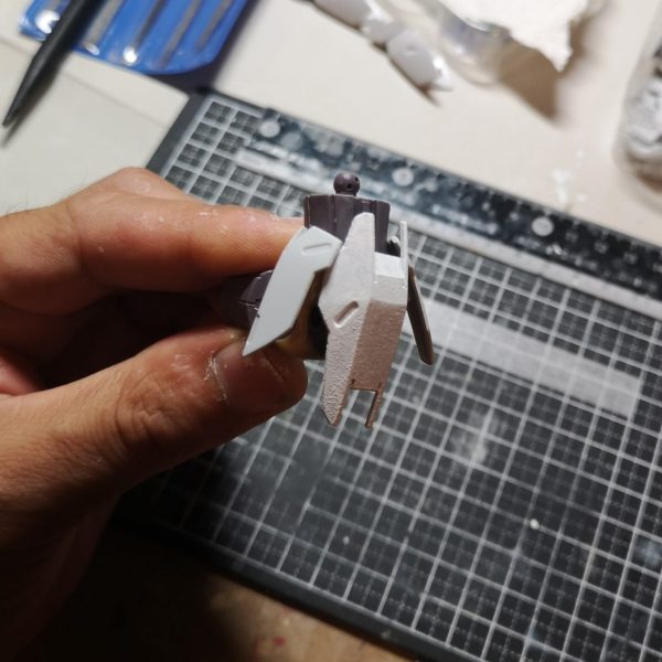 あまりミキシング改造とかしてこなかったのですが、前回の万博さんを作っている時にペタペタと接着してしまって、いざ塗装！！ってなった段階で塗分けメンドクセー( ﾟДﾟ)ってなった反省を活かして、パーツを脱着できるようにしてみました。今回使ったのは、３ｍｍドリル、３ｍｍランナー棒、エポパテ・両面テープ、瞬着、ラッカーパテくらいかな？写真２：フロントアーマー　　・パーツの良い感じの場所にドリルで穴をあける（今回はちょうど良い位置にダボ穴があったので、そこを貫通　　・装着予定場所に両面テープor瞬着などで仮止め　　・パーツに開いた穴からドリルを入れ、本体にも穴をあける　　・パーツ側にランナーさしてダボピン制作　　・写真なし、パーツ表面をパテや瞬着で埋めて、ヤスって終わり写真３：サイドアーマー　　フロントアーマーと同じ方式でも良かったのだけれど、近くにあったパーツ接合部を埋めるのにパテを使ったので一緒に作業　　・写真なし、パーツ裏のダボ穴に良い感じの長さに切った３mmランナーを刺しておく　　・目的の場所にエポパテを盛り付ける　　・パーツに刺してあるランナーをパーツごと目的の場所に刺す　　・パテが固まってからパーツを外せばダボ軸完成d(´･ω･`)ｸﾞｰ!!写真４：どこかのアーマー　　・本体側のダボ穴を使用。一度、穴を貫通させる　　・パーツを本体に仮止めして、本体側からパーツに穴をあける　　・仮止めしてあるまま、パーツと本体をランナー棒で突き刺す　　・パーツ側に接着剤を流し、ランナーを接着（この時、本体まで接着剤が流れてしまうと外れなくなるので注意）　　・パーツ裏側は瞬着盛って、ダボの取付を補強。表面はパテ盛って削れば作業終了です。塗分けの必要がない場所、簡単な場所は接着しちゃいますが、塗装直前くらいまでは両面テープで仮止めして作業です思い付きで部品の配置が変わりますからね～（1枚目）