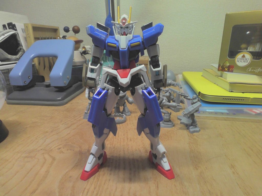 まず本体からです。武装は、ビームサーベルｘ２　アーマーシュナイダーｘ４（レッグスラスタユニットｘ２の内部に内蔵）　手首ミニシールドｘ２　です。