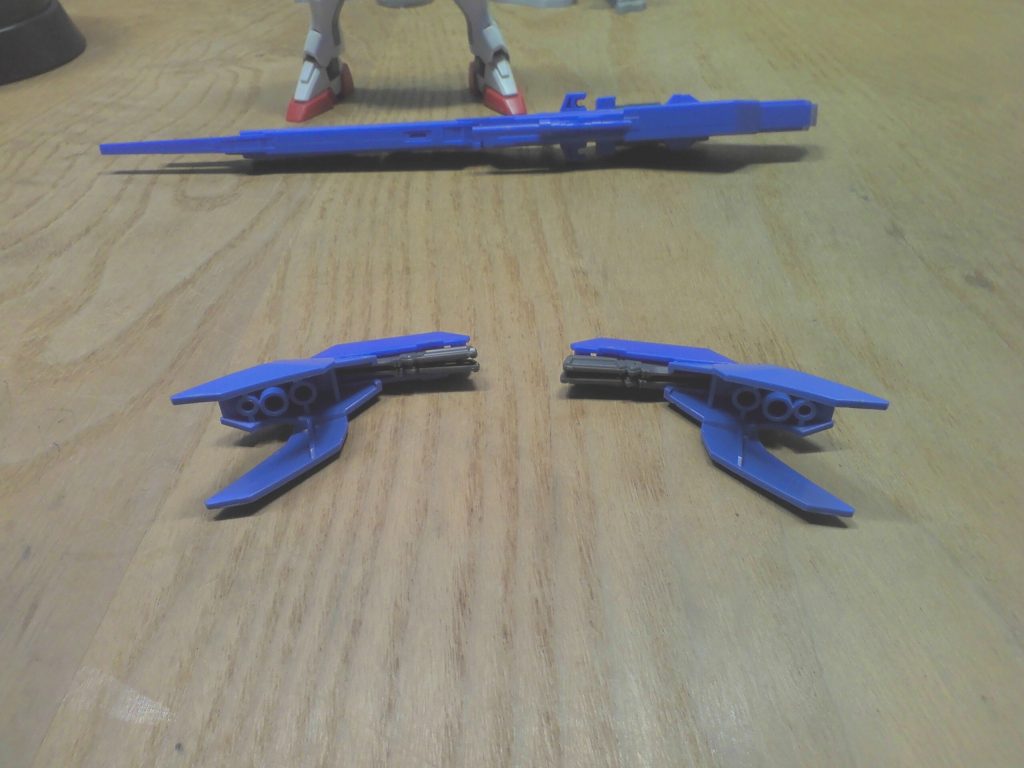 レッグスラスターユニットの内部はアーマーシュナイダーが2本ずつ内蔵されています。