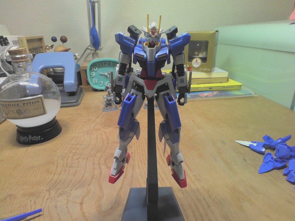 続いて（あんまりモリモリしてない）フル装備携帯です。武装は、ビームサーベルｘ２　アーマーシュナイダーｘ４（レッグスラスタユニットｘ２の内部に内蔵）　手首ミニシールドｘ２　グレネードユニットｘ２　GNウィップソードｘ２　です。