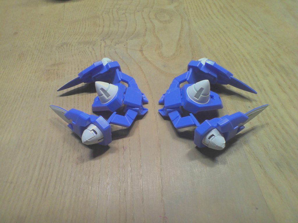 今回追加した武装はこれです！GNシールドをビットに見立て、SDからGNドライブを拝借しました。前後左右に死角なしのGNフィールドを展開し、ビットの連携による殴り込み、包囲、スタン攻撃で愛と勇気と圧倒的物量で殴り込んでくる機体以外はほぼほぼ撃破する設定です 