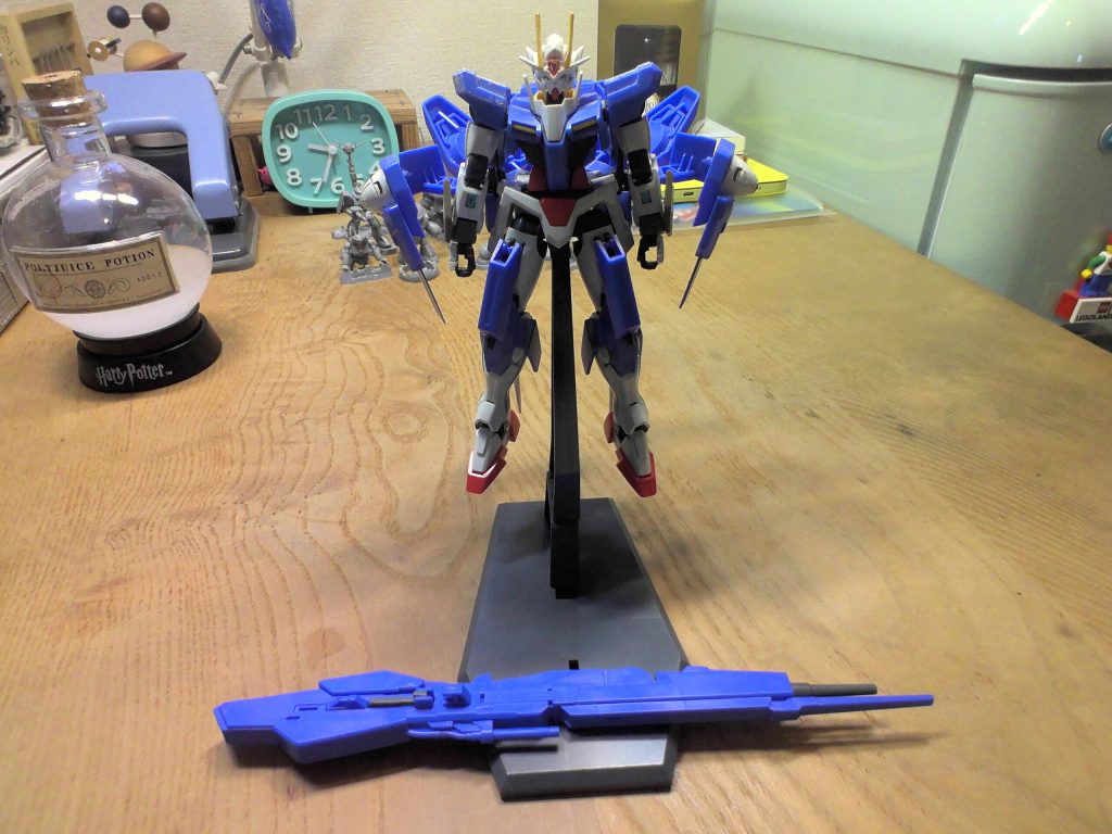 累計の装備も合わせた武器の紹介ですビームサーベルｘ２　アーマーシュナイダーｘ４（レッグスラスタユニットｘ２の内部に内蔵）　手首ミニシールドｘ２　グレネードユニットｘ２　GNウィップソードｘ２　GNビームランチャー（ウィッチクラフト）　GNマルチフィールドビットｘ４　GNアルティメットクローク（GNドライブｘ６）ですそれでは皆さん一緒に…ε-(´ω｀●)　書くのに疲れましたｗ