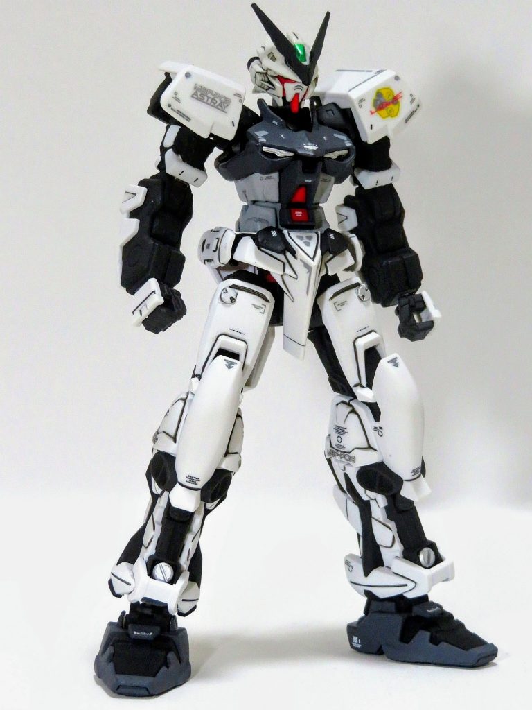 ガンダムアストレイブラックフレーム単体で。頭部は、ドライグヘッドを取り付けています。エフェクトパーツは使用してしまっているのでありません(^o^;)また、首を少し延長しているので、顎が引けるようになり、立ちポーズも様になります(°▽°)