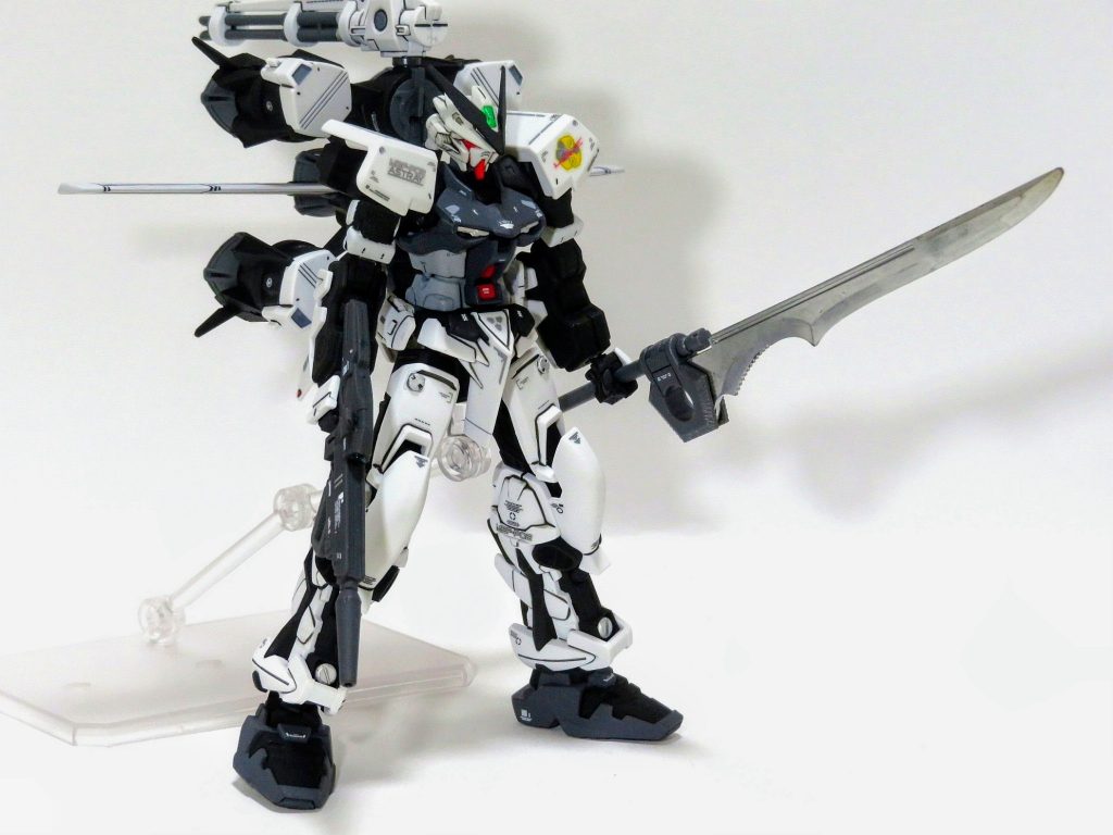 MBF-P02Bガンダムアストレイブラックフレームガンダムアストレイレッドフレームをベースに、ガンバレルストライカーとの連携を前提にロウが設計した試作型モビルスーツ。一番の特徴は、ガンバレルストライカーの操縦を、搭載されている戦闘AIとブラックフレームに搭載されている8（ハチ）が連携して担当している点である。これにより、空間認識能力が無くともガンバレルによるオールレンジ攻撃が可能となっている。また、ブラックフレームから分離した状態でも戦闘AIによって単機でも高い戦闘能力を発揮する。頭部はドライグヘッドに換装されており、近接武器はレッドフレームのガーベラストレートの代わりに、大剣グランドスラムを装備する。これはオリジナルを元にロウが開発したコピーである。機体色が黒になった理由として「これはこれでカッコいいから」と、ロウは語る。色そのものに特別な理由は無いとのこと。