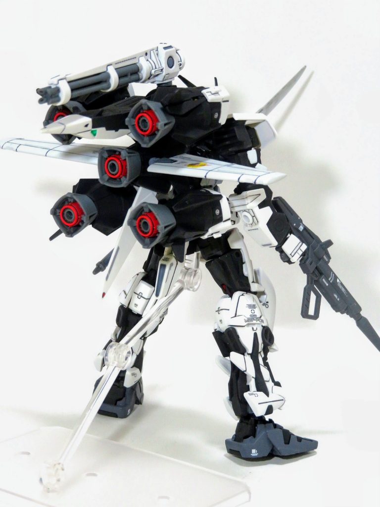 ガンバレルストライカーの羽部分は、フライトユニットのものを使用しています。なんと、無改造で取り付けることができます！大型化したので、迫力が増しました(*´▽｀*)また、ガンバレルストライカーの接続ジョイントパーツの3mm軸が短く、うまく接続できなかったので軸を延長しました。