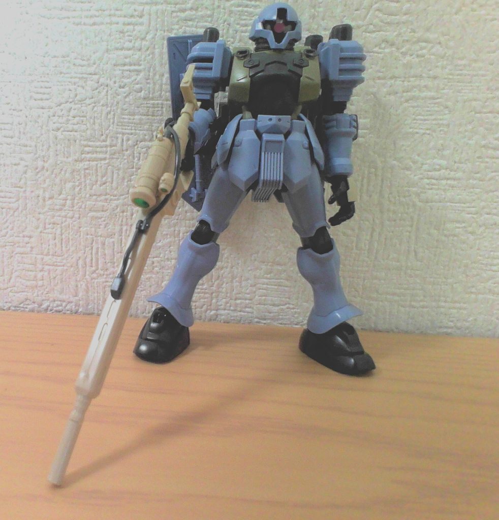 今回も結構頑張りました。改造箇所は頭:ズダの首を短縮 胴体:ザクスナイパー(ヨンム・カークスさんから拝借)にヅダの肩関節を組み込み、首元のポリキャップを奥に押し込む 肩:前後左右を入れ替え 腕:二の腕のリングパーツを取り外す 腰:サイドアーマーの接続軸を引き下げて前後左右を入れ替え 足:スリッパをSDザク(エコプラ)より移植、ふくらはぎのバーニアの取り外し、足首の接続軸をザク1(こちらもヨンム・カークスさんから拝借)に変更とそれに伴うスペースの確保それでは皆さん一緒に…ε-(´ω`●) 書くのに疲れましたw