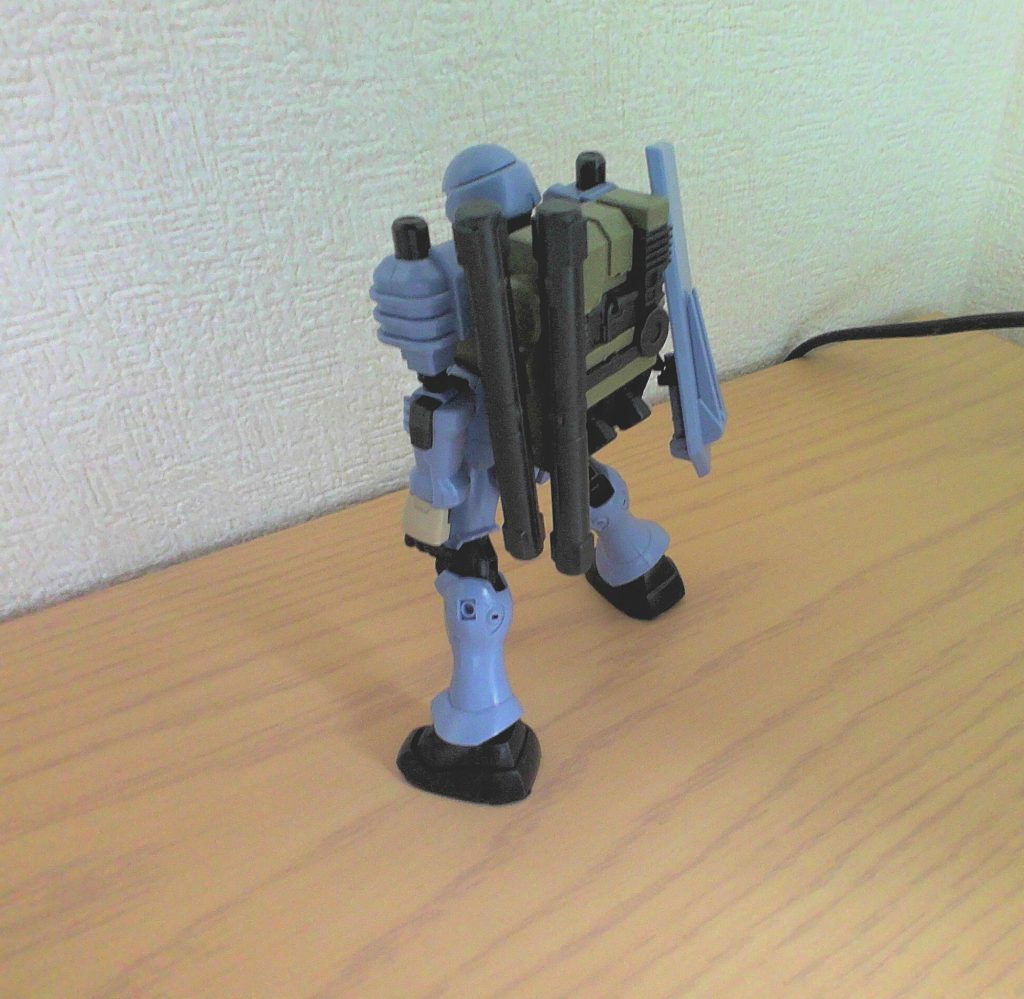 シールドはライフルの砲身ケースに干渉しないように逆に取り付け、ました。あと、他は納得行くデザインなのにズダの首と胴体とスリッパと腕の横筋の多さと足首の長さが(全部じゃん!)しっくり来なかったので(ヅダ好きの方ごめんなさい)大☆改☆修しました。個人的には色を合わせたら普通にhgで売ってそうなので納得しています。