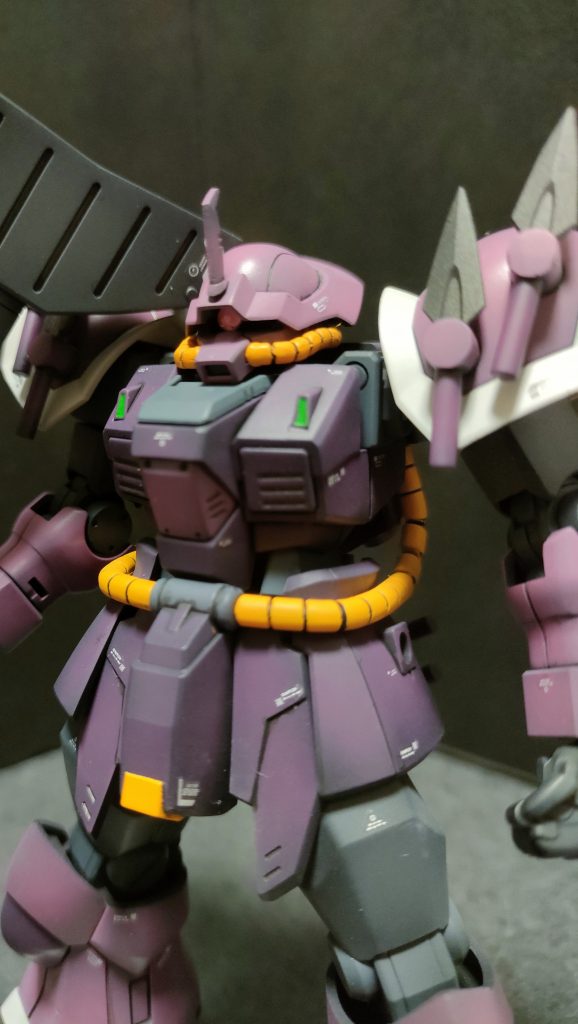 デカールを貼って情報量アップ。筋彫りは面倒なんで今回も自粛。塗装で立ち上げのグラデーション塗装の時間を考えると筋彫りする時間が無い・・・。