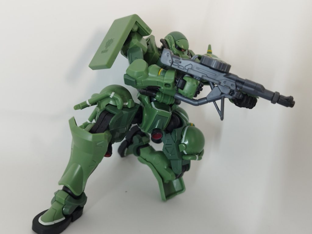 ちゃんとザクを組みましたよバーニア塗装のみ膝関節が曲がらなくて膝立ちキツイ